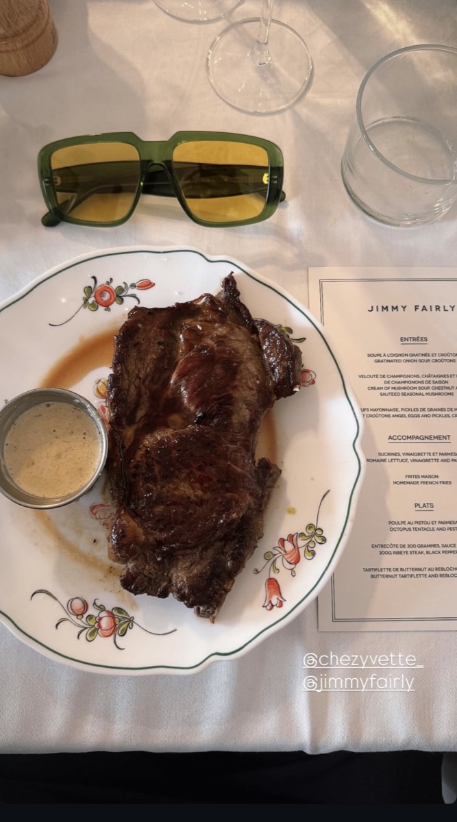 Entrecôte grillée sur assiette fleurie, Chez Yvette, Paris 9e