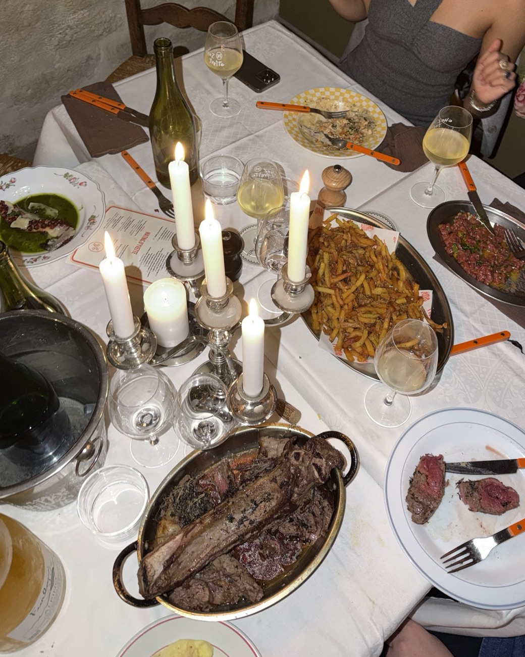 Grande tablée à partager le soir chez Yvette : côte de bœuf, frites maison et bougies, Paris 9e
