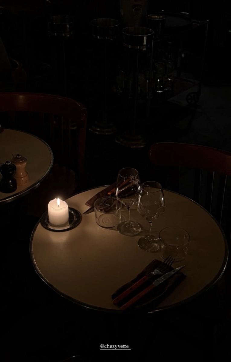 Table à la bougie le soir chez Yvette, avenue Trudaine, Paris 9e