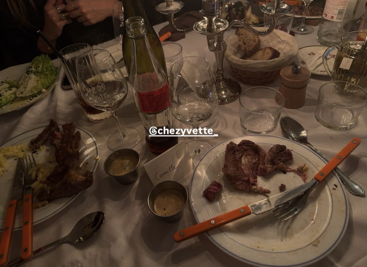 Tablée conviviale le soir chez Yvette, vin et couverts orange, Paris 9e